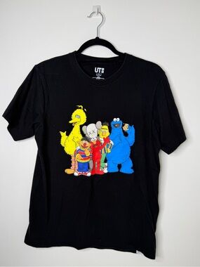 Uniqlo KAWS Sesame Street Companion Group Character T-Shirt Black size S